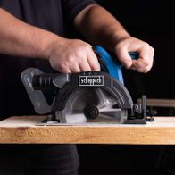 Scheppach-Werkzeug mit integriertem Schutz für Handgelenk und Griff, Fokus auf ergonomische Handhabung