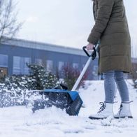Person beim Schneefräsen mit Akku-Schneefräse im Einsatz
