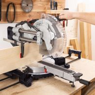 Kapp-Zugsäge mit Posaunenauszug, Softstart und Laserführung. Schnitthöhe 180 x 340mm, 48Z HW Blatt.