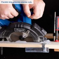 The cordless hand-held circular saw C-HCS165-X by Scheppach features a parallel stop for precise cuts. The saw blade has a diameter of 165 mm and a maximum cutting depth of 53 mm at 45°. The saw is equipped with an LED.