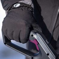 Die Akku-Schneefräse GO-SNF400 gomag verfügt über einen praktischen Tastenschalter für einfache Bedienung. Der Schalter ist mit einem pinken Griff für besseren Halt ausgestattet.