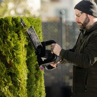 Die Akku-Heckenschere GO-HES720BL gomag von Scheppach verfügt über eine praktische Tragehilfe für einfaches Transportieren und Handhaben. Die Heckenschere ist mit einem ergonomischen Griff für komfortables Arbeiten ausgestattet.