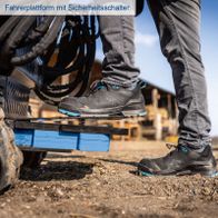 Fahrerplattform mit Sicherheitsschalter für den Scheppach Kompaktlader MKL730 XXL-SET. Die Plattform bietet eine sichere und stabile Position für den Bediener.