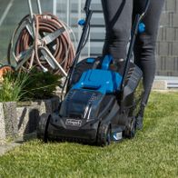 Scheppach Akku-Rasenmäher mit Akku und Mulchsystem, Detailansicht mit Akkubehälter und Lenkgriff