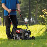 Scheppach-Benzin-Rasenmäher MP132-40 mit 40 cm Schnittbreite und 35-Liter-Fangbox, während des Betriebs im Einsatz