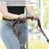 Rasenschnitt mit Radantrieb während des Mähen, besonders auf steilen Flächen unterstützt