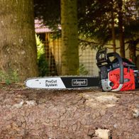 Benzin Kettensäge CSP5300 von Scheppach, liegend auf einem Baumstumpf im Wald.