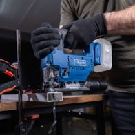 Akku-Stichsäge mit Schaftlänge und Drehzahlangabe, Handgriff in Arbeitstellung