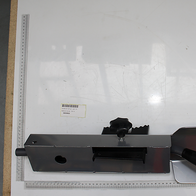 Bedienarm links kpl. von Scheppach, gezeigt von vorne auf weißem Hintergrund.