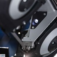 Metallbandsäge MBS1200 mit LED-Beleuchtung und variabler Geschwindigkeit. Arbeitstisch für präzises Schneiden. 1200W Leistung und 127mm Schnitthöhe.