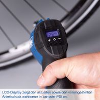 LCD-Anzeige zeigt aktuellen und eingestellten Arbeitsdruck in bar oder PSI für Scheppach-Kompressor.