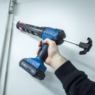 Scheppach Akku-Kartuschenpistole mit LED-Licht und Akku-Ladegerät, Handgriff für präzise Führung