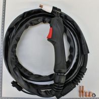 Ein Schlauchpaket mit Brenner, bestehend aus einem schwarzen Schlauch und einem weißen Brenner. Der Schlauch hat eine Länge von etwa 28 cm. Dazu gehören drei Kupplungen und eine Scheibe.