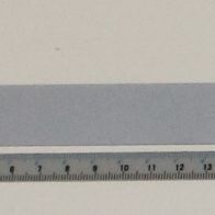 Ein 530 mm langes Maßband mit Zentimeter- und Millimeter-Einteilung. Das Maßband ist von vorne zu sehen.