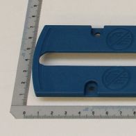 Tischeinlage von Scheppach, gezeigt von der Seite mit einem Lineal zur Größenveranschaulichung.