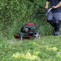 Scheppach-Wiesenmäher mit Mulchwerk und Antrieb, im Einsatz auf Grünfläche