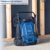 Die Kehrmaschine S800 von Scheppach spart Platz dank wegklappbarem Führungsholm. Sie verfügt über einen 20L Fangkorb und ein 3-Bürsten-System für eine Kehrbreite von 650mm und eine Flächenleistung von 2600m²/h.