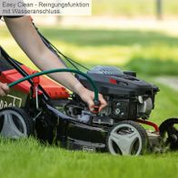 Der Scheppach Benzin Rasenmäher MS150-42E mit Easy Clean-Reinigungsfunktion und Wasseranschluss für einfache Reinigung.