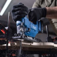 Die Akku-Stichsäge C-JS220-X von Scheppach bietet eine Hublänge von 19mm und eine Hubzahl von 0-2400 min-1. Sie verfügt über 7 einstellbare Schnittwinkel und wird inklusive 2Ah Akku sowie 2,4A Ladegerät geliefert.