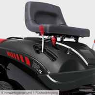 Aufsitzrasenmäher MR196-61 mit 4 Vorwärtsgängen und 1 Rückwärtsgang. Der Motor hat 196ccm Hubraum. Der Sitz ist gepolstert und hat eine Rückenlehne. Die Bedienelemente sind rot.