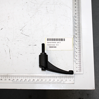 Ein Spezialgriff, Teil 3, Artikelnummer 1902501003, neben einem Lineal zur Größenveranschaulichung.