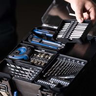 The mobile workshop C-DTB74/1-X by Scheppach features a clamping range of 1.5-13mm and a torque of 50Nm. It has no impact function and is perfect for DIY projects.