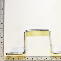 Haltebügel von Scheppach, wie er von vorne aussieht. Der Haltebügel ist auf einem weißen Hintergrund mit einem Lineal zur Größenbestimmung platziert.