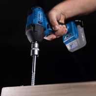 Akku-Schlagschrauber mit Bohrer in Einsatzposition, Detailansicht der Schlagschrauber-Funktion