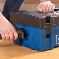 Absauganlage HD2P Scheppach mit 1250W Leistung, Kunststoffgehäuse, inkl. Bohr-Absaugdüse und Saug-Blasdüse. Robuste Bauweise für effiziente Absaugung.