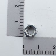 Sechskantmutter M5 selbstsichernd, von vorne fotografiert, neben einem Lineal zur Größenveranschaulichung.