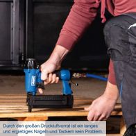 Durch den großen Druckluftvorrat ist ein langes und ergiebiges Nageln und Tackern kein Problem.