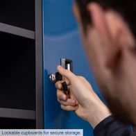 Das Werkstatt-Komplett-Set GWS08 von Scheppach bietet verschließbare Schränke für sicheren Stauraum.