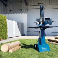 Scheppach Holzspalter HL810 stehend, 400V, 50Hz, 3500W, 8t, vor einem Lagergebäude mit Holzstapeln.