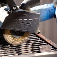 Satiniermaschine MRS1300 von Scheppach im Einsatz. Die Messingdrahtbürste bearbeitet ein Metallgitter.