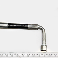 Hydraulikschlauch M18x1,5 / Auge 20 / 260, Ansicht von der Seite, mit Messskala im Hintergrund.