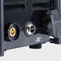Der Scheppach PLC40 Plasmaschneider verfügt über einen 6 mm Anschluss für Druckluft und einen 9 mm Anschluss für die Elektrode.