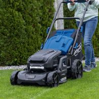 Scheppach Akku-Rasenmäher mit LED-Beleuchtung und variablen Rädern, 47 cm Schnittbreite