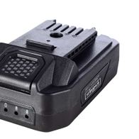 Scheppach Akku BP2.0A-Li20V (DIY) von der Seite gezeigt. Der Akku hat eine schwarze Oberfläche mit Lüftungsgitter und zwei LED-Anzeigen.