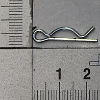 Federstecker Ø1,1x24, Ansicht von der Seite. Der Federstecker ist leicht gebogen und hat eine Länge von etwa 2 cm.
