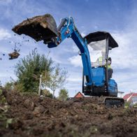 Mini-Bagger mit Hydraulikanschluss und E-Start, Detailansicht mit Arbeitsgerät in Aktion