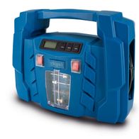 Scheppach Kompressor Airforce 5, tragbarer Kompressor mit LCD-Display und Zubehörset. Gezeigt von der Seite.