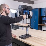 Scheppach Tischbohrmaschine mit Bohrfutter und Halterung für präzises Bohren auf der Arbeitsplatte