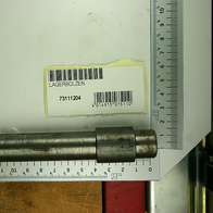 Lagerbolzen RD 25x110 von Scheppach. Der Lagerbolzen liegt auf einem Lineal und ist von der Seite zu sehen. Das Produkt hat die Artikelnummer 73111204.