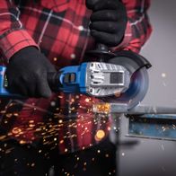 }Akku-Winkelschleifer mit Schutzglas für präzise Bearbeitung, Spiralnuten für bessere Handhabung und integrierte Sicherheitsmerkmale bei Arbeit mit Metallspänen.