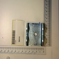 Scheppach Klammer 56001010, Ansicht von vorne, mit Barcode und Produktnummer.