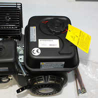 Scheppach-Gasmotor mit Abdeckung und Warnetikett, Teil der Motorensatzkomponente G200F