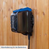 Wandhalterung für Bedienbox des Scheppach-Akku-Regenfasspumpenmodells C-RBP2000-X