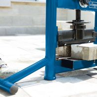 Steinknacker HSC130 von Scheppach, seitliche Ansicht mit Details der Mechanik und Basisplatte.