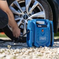 Mobiler Luftkompressor mit LCD-Anzeige und Reifenfüller, inkl. Adapter für 12V- und 230V-Anschlüsse, ölfrei und mit 8 bar Arbeitsdruck