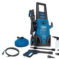 Hochdruckreiniger HCE1600 von Scheppach mit Zubehör. Gezeigt von vorne mit verschiedenen Düsen und Aufsätzen.